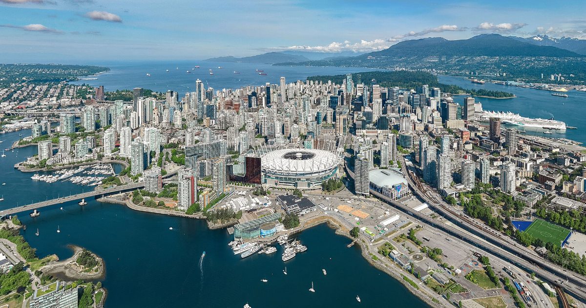 Deadline closing in: BC PNP offers 250 permanent residence spots for cleaning and security workers in rural hospitals until August 31 Ilustração do artigo Deadline closing in: BC PNP offers 250 permanent residence spots for cleaning and security workers in rural hospitals until August 31 — ImmigraCan, imigração canadense para brasileiros