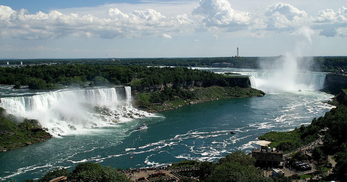 Quebec's PEQ Reopening Window Closes October 31, 2026 — Who Still Qualifies Ilustração do artigo Quebec's PEQ Reopening Window Closes October 31, 2026 — Who Still Qualifies — ImmigraCan, imigração canadense para brasileiros